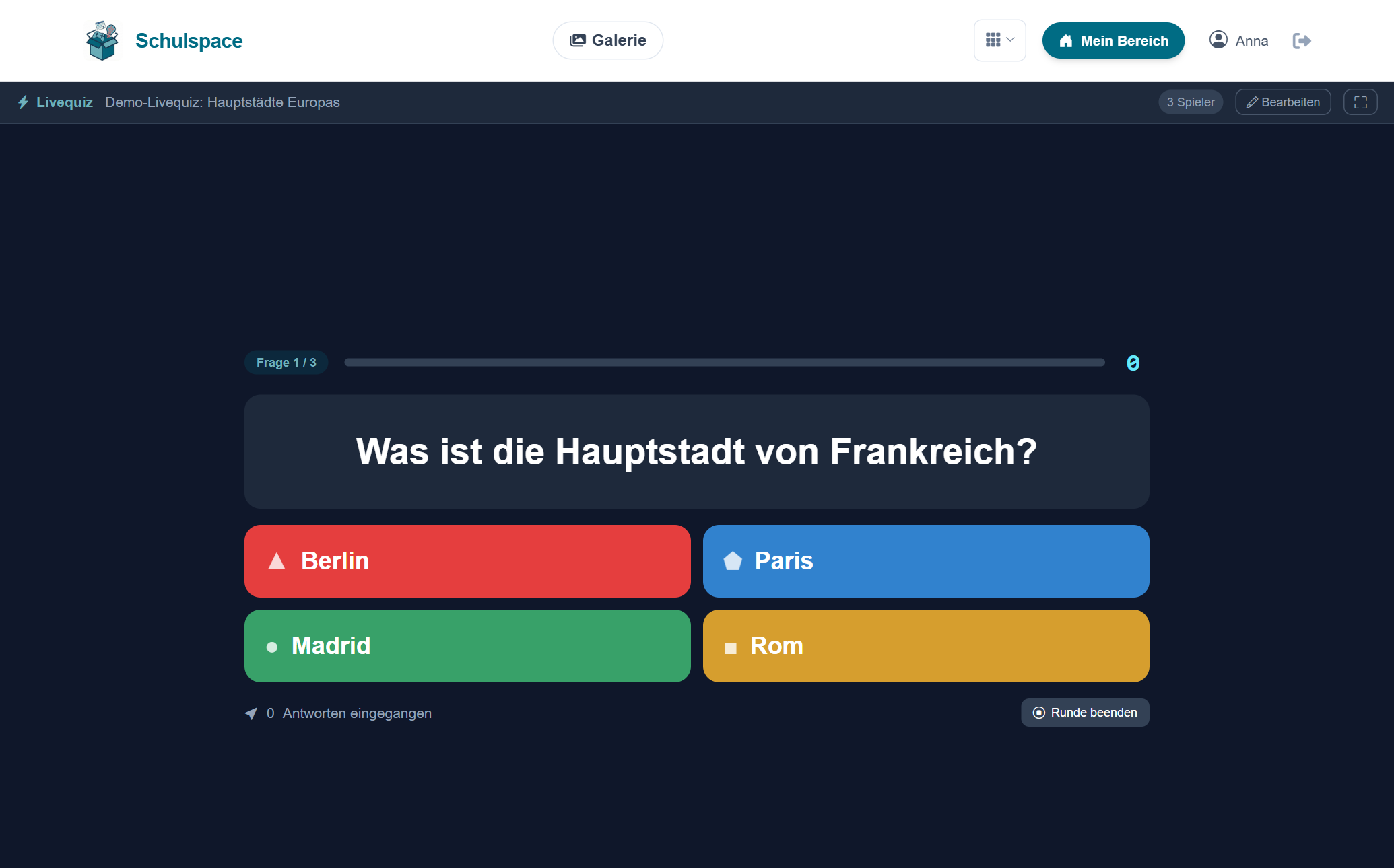 Live-Quiz Beamer-Ansicht mit Frage und vier farbigen Antworten
